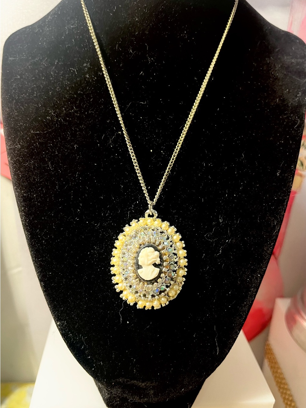 Sarah Coventry Yellow and Cream Cameo Pendant Necklace
